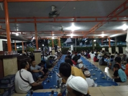 Suasana berbuka di Masjid Al Hakim | Foto: Rifki Feriandi