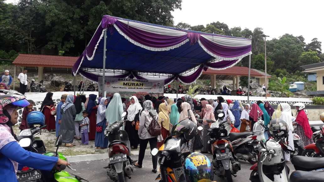 Pasar murah yang digelar di halaman masjid Agung Sungailiat di hari ke tiga Ramdhan (dokpri)
