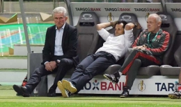 Jupp Heynckes (kiri) terpekur di bench (Foto: Twitter @FCBayernEn]