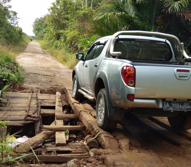 Foto jembatan batang kelapa didesa Pangkan, Kecamatan Paku, diruas jalan Provinsi Kalteng roboh. Nampak prngadara mobil dan roda dua harus berhati -hati saat melintas (Dokumentasi Pribadi)