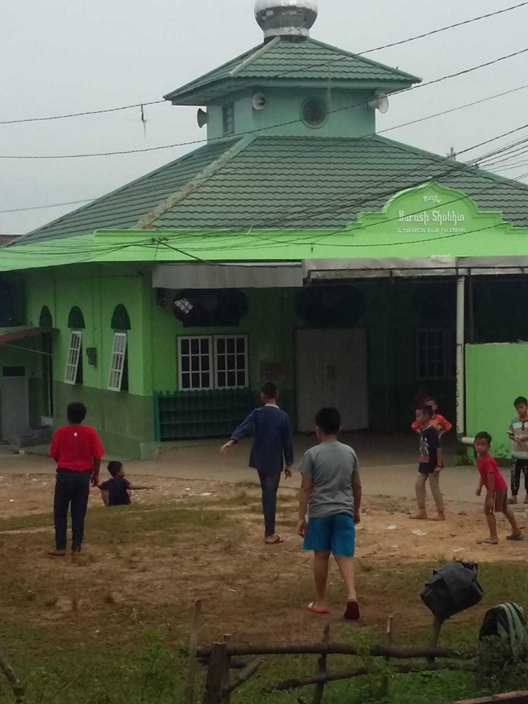 Pandangan pagi ini, main bola asyik di lapangan masjid (Dok.Pribadi)