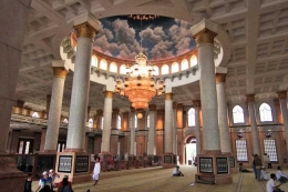 Lampu Gantung dari Italia di Masjid Kubah Emas Depok | Foto: Kumparan
