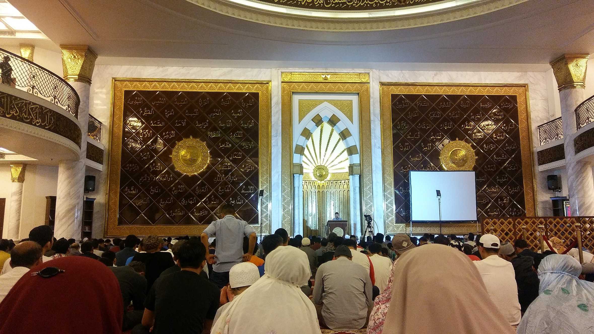 Lantai utama Masjid Trans Studio Bandung - Dok. Susanti Hara