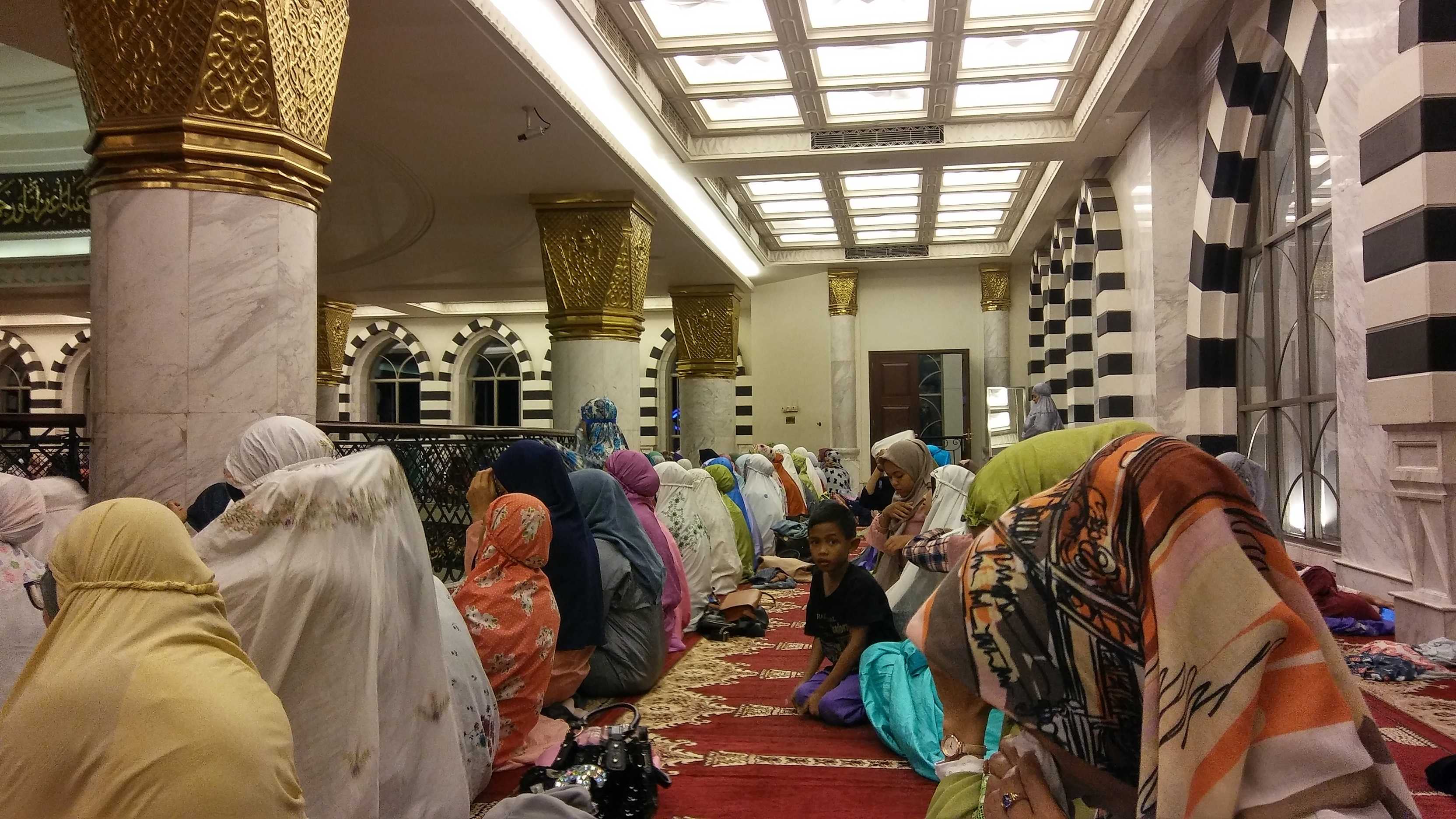 Lantai atas di atas lantai utama Masjdi Trans Studio Bandung - Dok. Susanti Hara