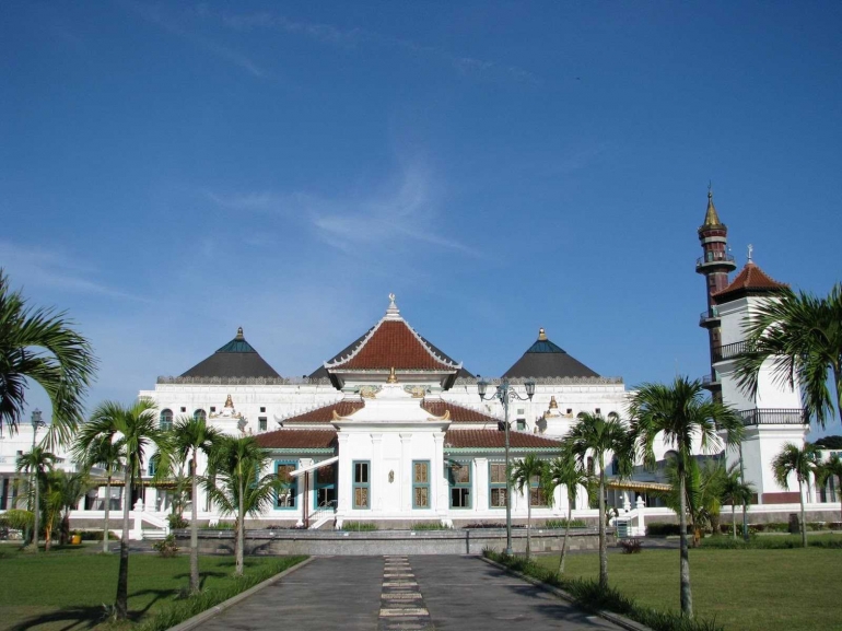 Masjid Agung (sumber : http://pelajaran-dunia.blogspot.co.id)