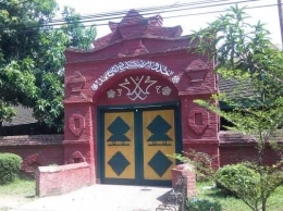 Gerbang masjid Sang Cipta Rasa ini unik dengan bata merah berkaligrafi (dokpri)