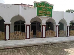 Tampak bagian depan masjid Darussajidin (Dok. Pribadi)