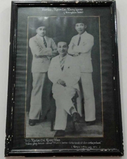 Karim Oey diapit Hamka dan bung Karno (dok. Maria G Soemitro)