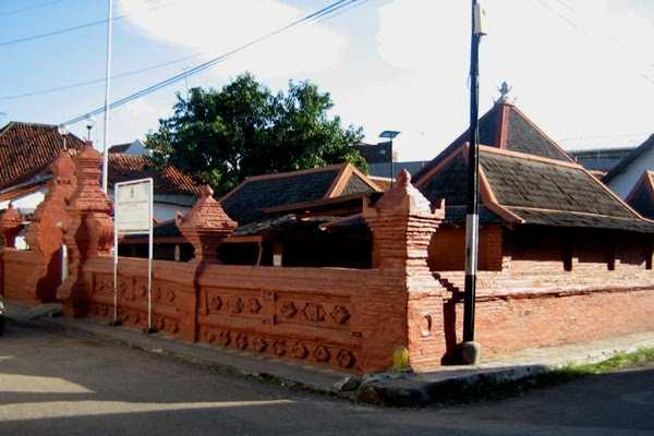 cirebon-site.blogspot.com | Masjid Merah Panjunan, Paganya pada sisi kanan terdapat motif batiknya dan sebalinya polos. Beberapa motif ini diambil dari motif batik Cirebon.