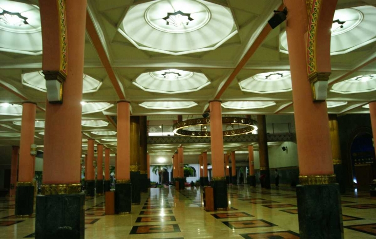 Pilar-pilar di Masjid Kampus UGM (dok. pri).