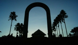 Siluet senja Masjid Kampus Universitas Gadjah Mada Yogyakarta (dok. pri).