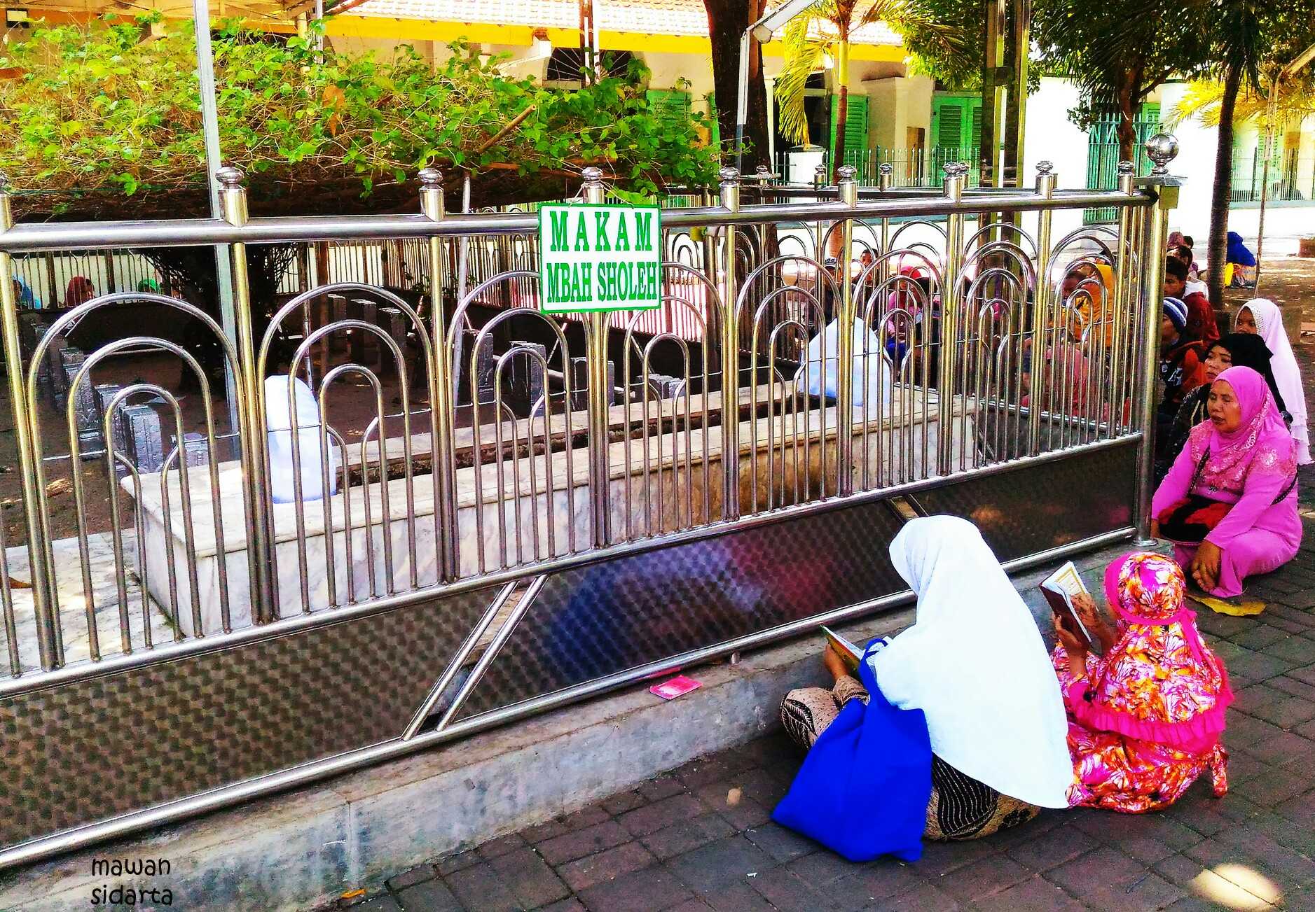 Berdoa di makam Mbah Soleh (dok.pri)