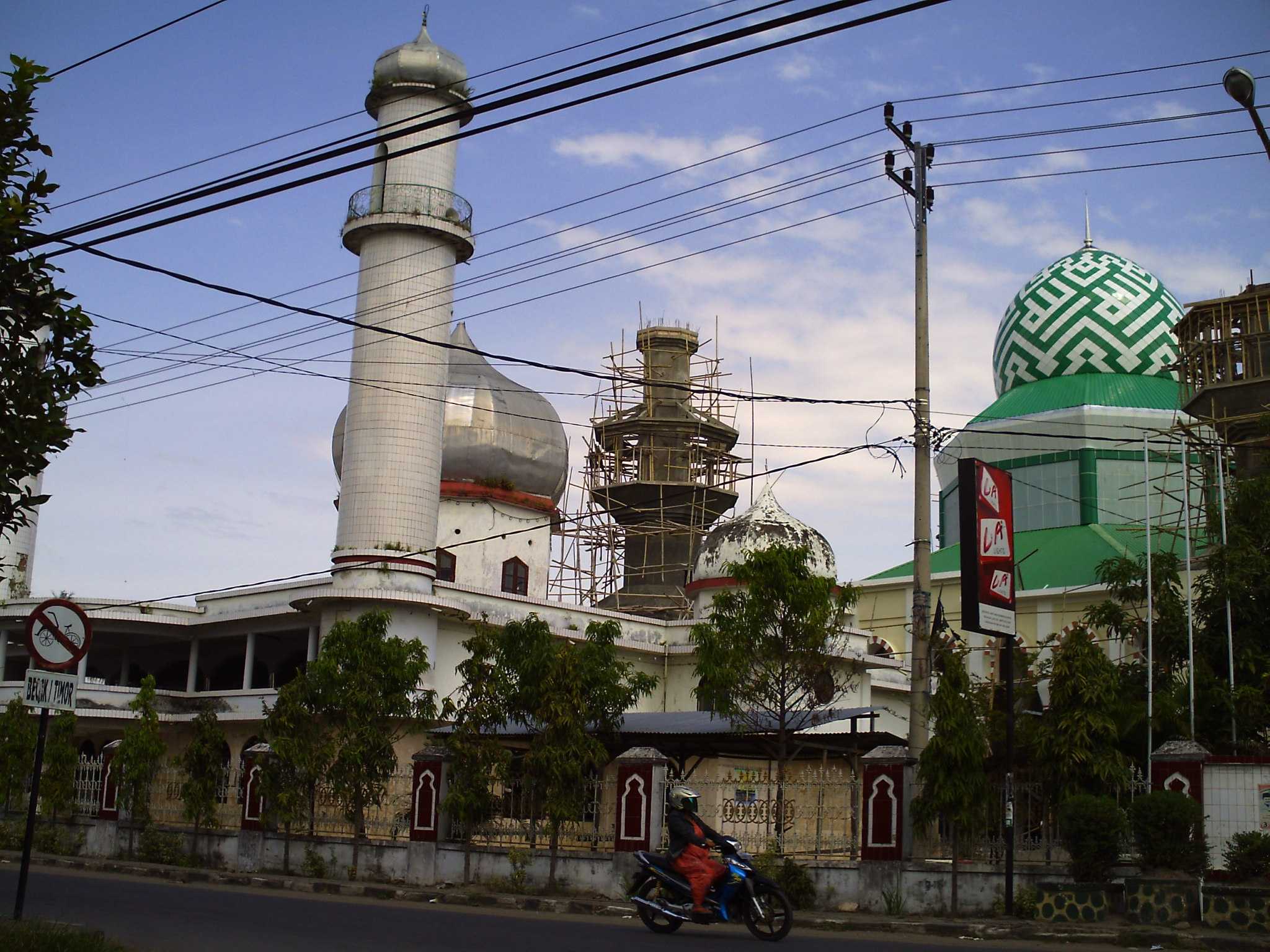 Mesjid raya Sidenreng Rappang di Pangkajene, terlihat mesjid lama dan mesjid baru dibelakangnya/dokumentasi pribadi