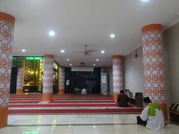 Pilar-pilar depan masjid yang berhiaskan ukir-ukiran (Sumber: dokumen pribadi)