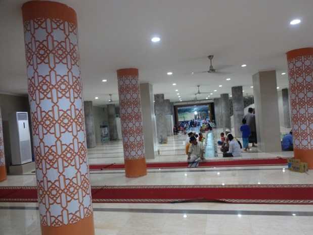 Pilar-pilar masjid bagian belakang berwarna polos atau putih (Sumber: dokumen pribadi)