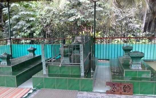 Makam Kiai Siradj Payaman (Sumber Foto: www.ratibalhaddad.wordpress.com