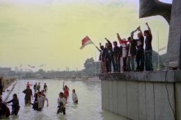 Mahasiswa merayakan kemunduran Presiden Soeharto di halaman Gedung DPR/MPR. (Foto: Arbain Rambey)