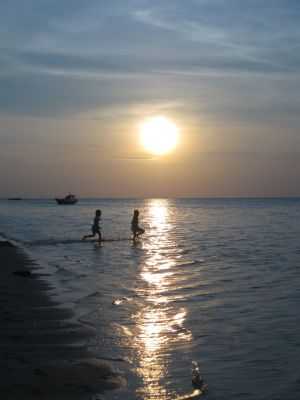 Asyiknya menikmati pantai sambil menunggu matahari terbenam (dokpri)