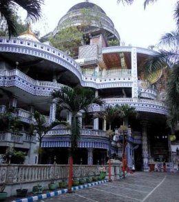 Masjid Tiban dengan gaya arsitektur beragam (dokpri)