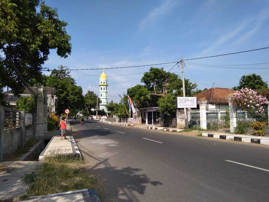 Di ujung jalan sebaliknya di ruas ini, Kantor DPRD kota Selong. Lurus dengan kompleks Masjid Al Amanah. Dokpri