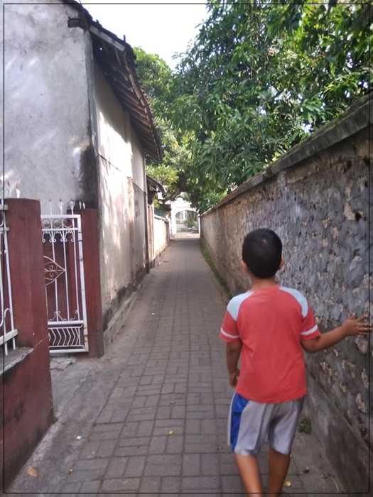 Gang kecil dari jaman saya masih balita, menuju Masjid Al Amanah. Sekarang, si bungsu yang tadi pagi temani saya ke toko sayur-mayur dekat masjid. Dokpri