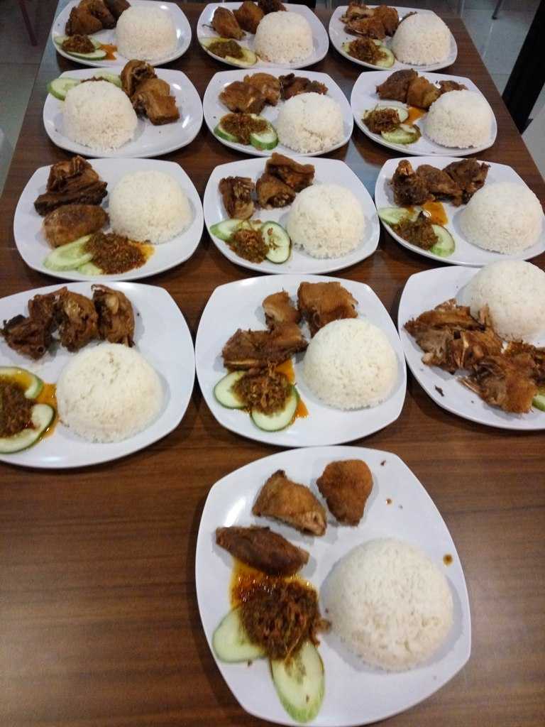 Hindari makan berlebihan saat sahur atau berbuka. Hal ini justru malahakan mengganggu stamina (dok.windhu)