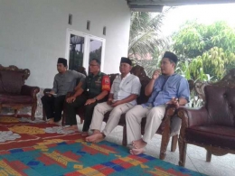 Dari ki-ka ; M. Idris mubaligh Masjid Mubarak Namorambe, Serka Beno Utomo Babinsa Namorambe, Aditya J Sembiring perwakilan Camat Namorambe, dan M. Idris kepala Mubaligh Ahmadiya Sumut I, saat ceramah acara buka bersama di Namorambe (20/5/18) [dok. pribadi]