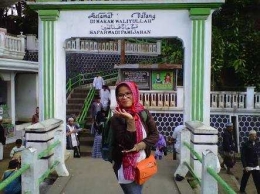 Berfoto di depan makam Syekh Abdul Muhyi, penyebar agama Islam di Jawa Barat. (nurizzatibandung.wordpress.com)