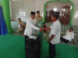 Plt Bupati Bangka Rustamsyah serahkan bantuan untuk masjid Jamik Kota Waringin (foto Rustian)