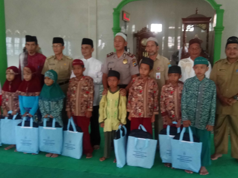 Tim Safari Ramdhan Pemkab Bangka foto bersama dengan anak - anak penerima santunan (foto Rustian)