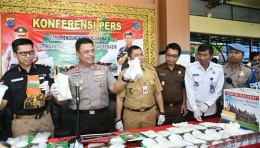 Kapolda Kalsel Brigjen Pol Rachmat Mulyana didampingi Dirresnarkoba Polda Kalsel Kombes Pol M Firman saat rilis pengungkapan sabu-sabu 18 kilogram, Senin (21/5/2018) siang. Dokpri