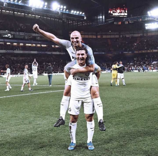 Selebrasi nostalgia 2010 Cambiasso & Zanetti di Stamford Bridge (Foto: Twitter @Inter_id)