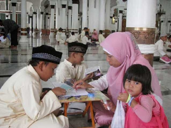 Suasana belajar mengaji di dalam masjid. Foto | Dokpri