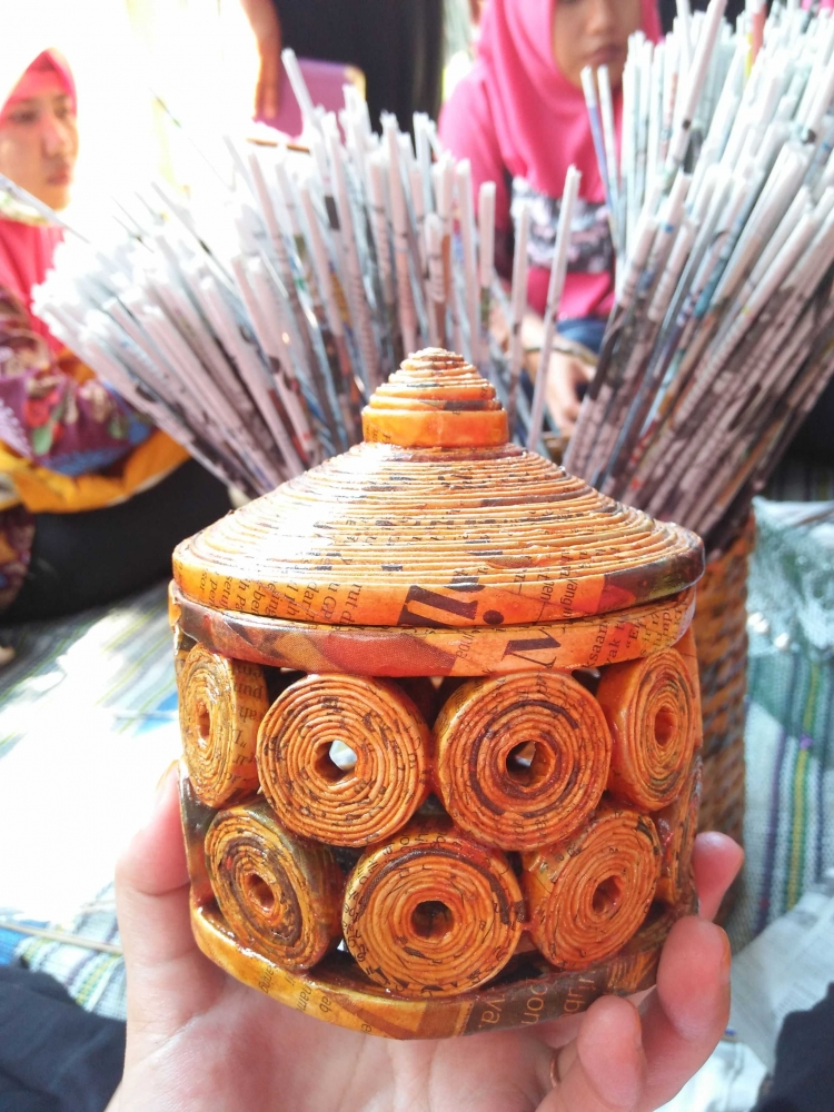 Kilisa Desain Kerajinan Daur Ulang dari Koran Bekas yang Kilisa Desain Kerajinan Daur Ulang dari Koran Bekas yang