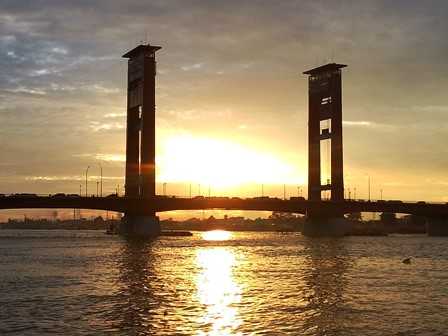 Sunset di Jembatan Ampera (Dokumentasi Pribadi)