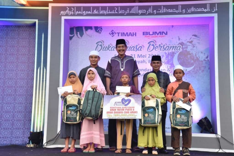 Direksi PT timah Tbk dan Plt Bupati Bangka Rustamsyah foto bersama anak yatim penerima santunan (foto Dian F/Humas Bangka)