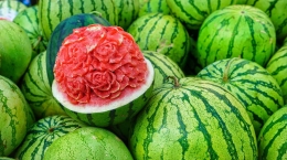Konsumsi buah-buahan yang mengandung banyak air (pexels.com)