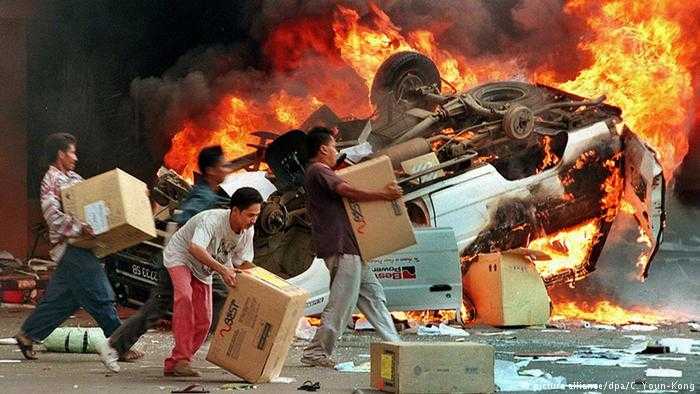 Suasana Penjarahan Mei 1998 (sumber:www.dw.com)