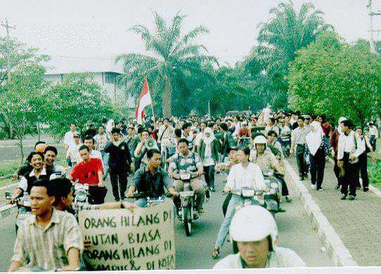 Demo Reformasi Kampus USU tahun 1998 (facebook: Edi Sembiring Meliala)