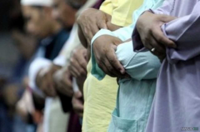 shalat berjamaah di masjid/artikel.masjidku.id