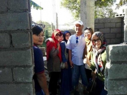 Dengan relawan cek pembangunan rumah mbah Sur (foto: dok pri)