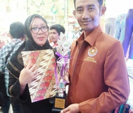 Bersama Kak Dinni menerima Juara Dua (doc.pribadi) 