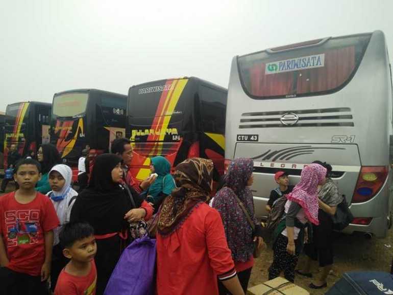 Ilustrasi suasana mudik dengan bus (foto: widikurniawan)