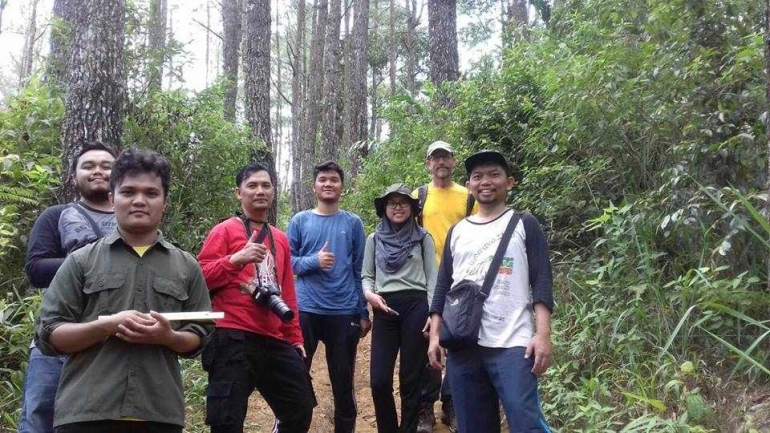 Peter (berkaos kuning) dan tim USU melakukan penelitian di hutan sambil berpuasa (dok. pribadi 19 Mei 2018)