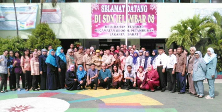 Foto Bersama Kasudin Pendidikan Wilayah II Jakarta Barat & peserta Rakor Kurikulum 2013 di SDN Jelambar 08
