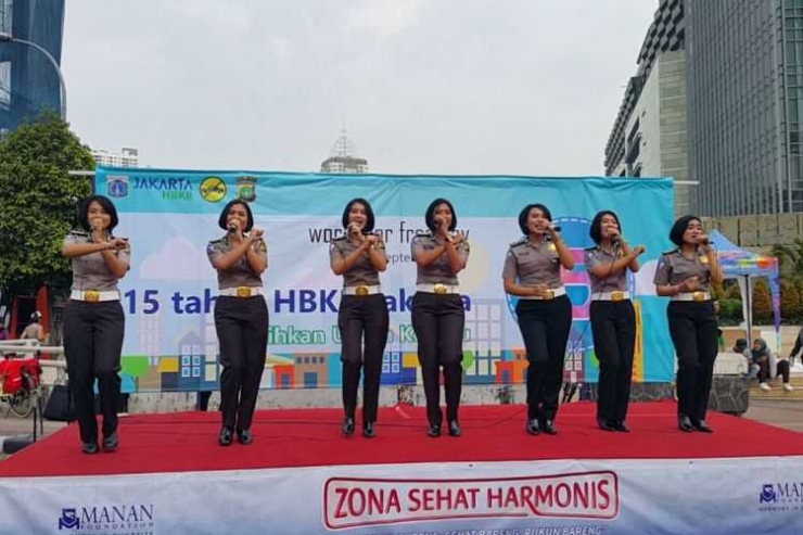 Polisi wanita (polwan) dari kelompok Cakra Metro Voice Direktorat Lalu Lintas Polda Metro Jaya menyanyikan lagu berirama dangdut untuk mengampanyekan keselamatan berlalu lintas di area car free day di Jalan Teluk Betung, Jakarta Pusat, Minggu (24/9/2017). 