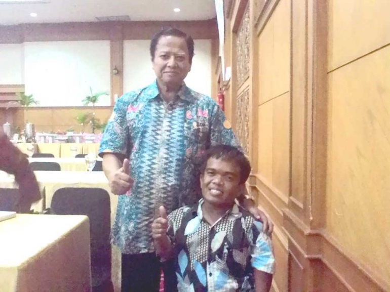 KETUA PPDI Sumbar, Ucok Yunalzi (kanan) bersama pengurus LKKS Sumbar, H. Adi Bermasa, dalam satu kegiatan sosial di Hotel Rocky Permindo, Kota Padang, baru-baru ini. IST