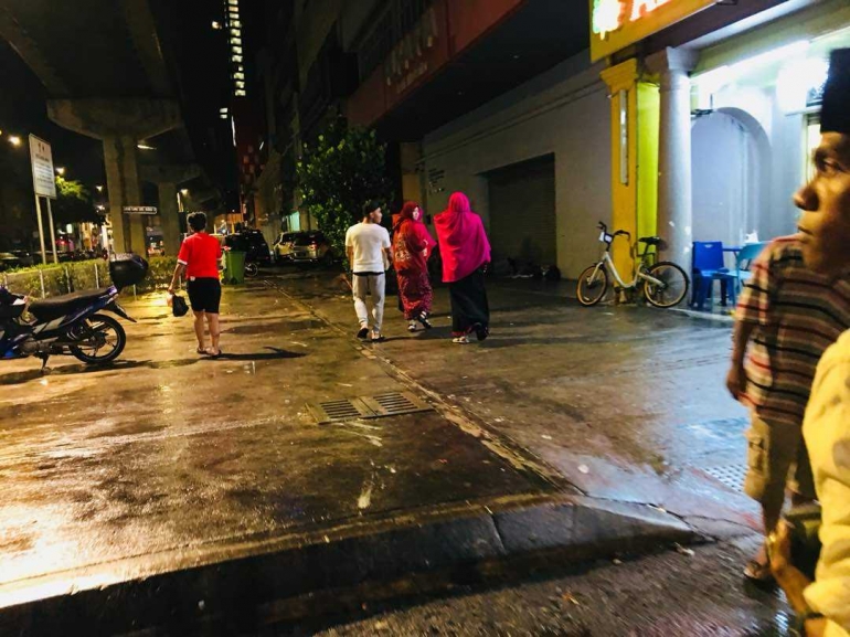 Tim menyusuri lorong pertokoan di KL (Dok. Pribadi)