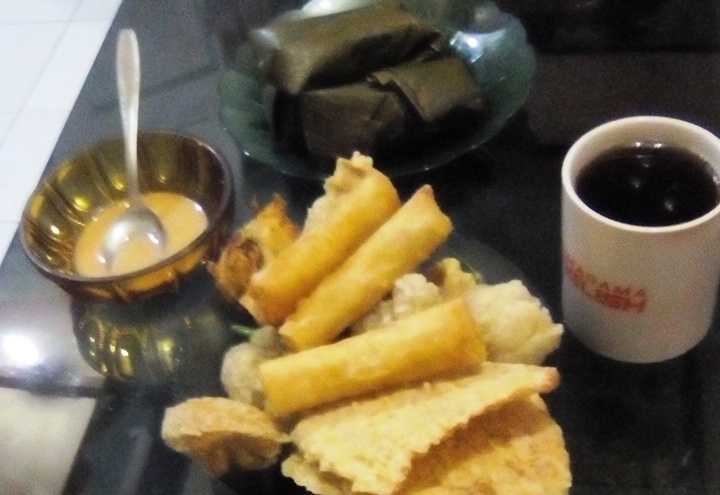 Lontong, gorengan dan teh manis hangat adalah menu utama takjil di jakarta/DOKPRI