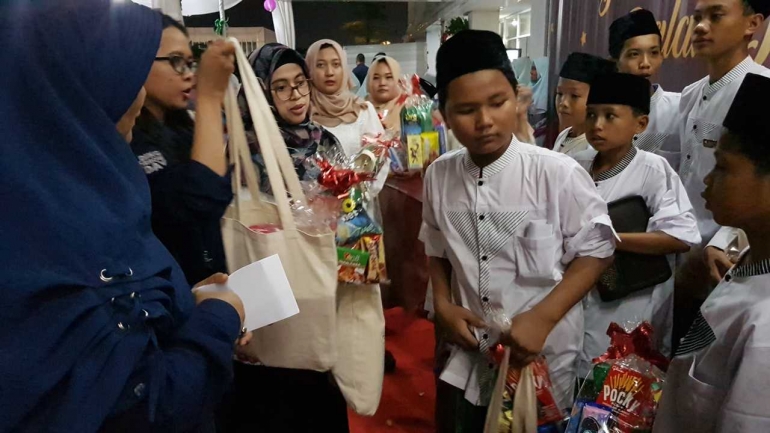 pembagian bingkisan, alat tulis dan santunan uang tunai kepada anak-anak yatim piatu. dok (APP)